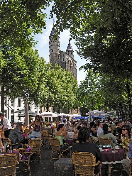 Foto Onze Lieve Vrouweplein in Maastricht, Zien, Borrelen, Buurt, plein, park - #1